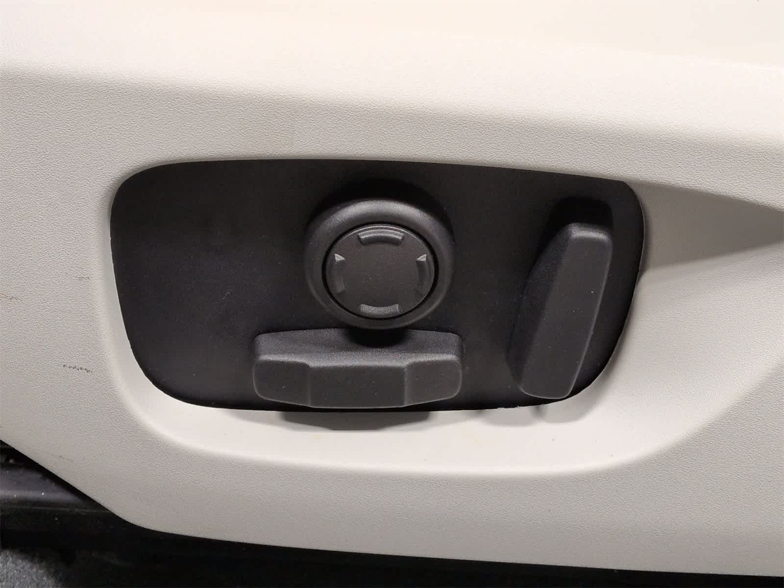 Thumbnail: 2018 Land Rover Discovery Sport - 18