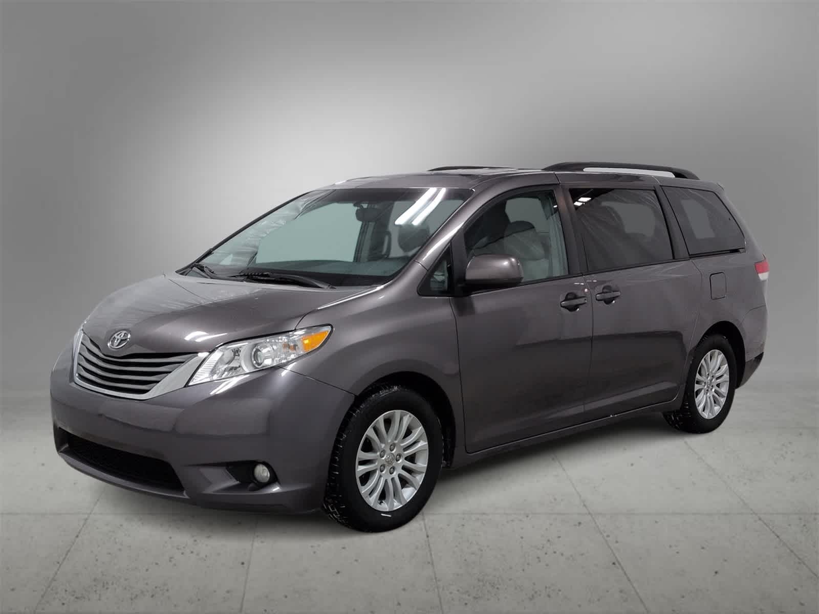 Thumbnail: 2014 Toyota Sienna - 4