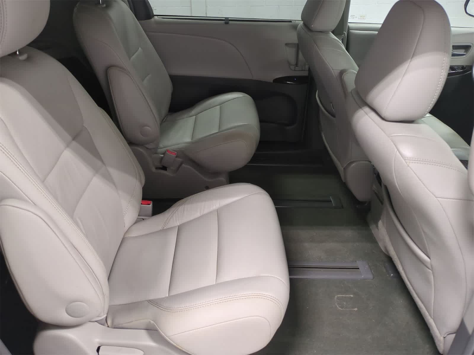 Thumbnail: 2016 Toyota Sienna - 22