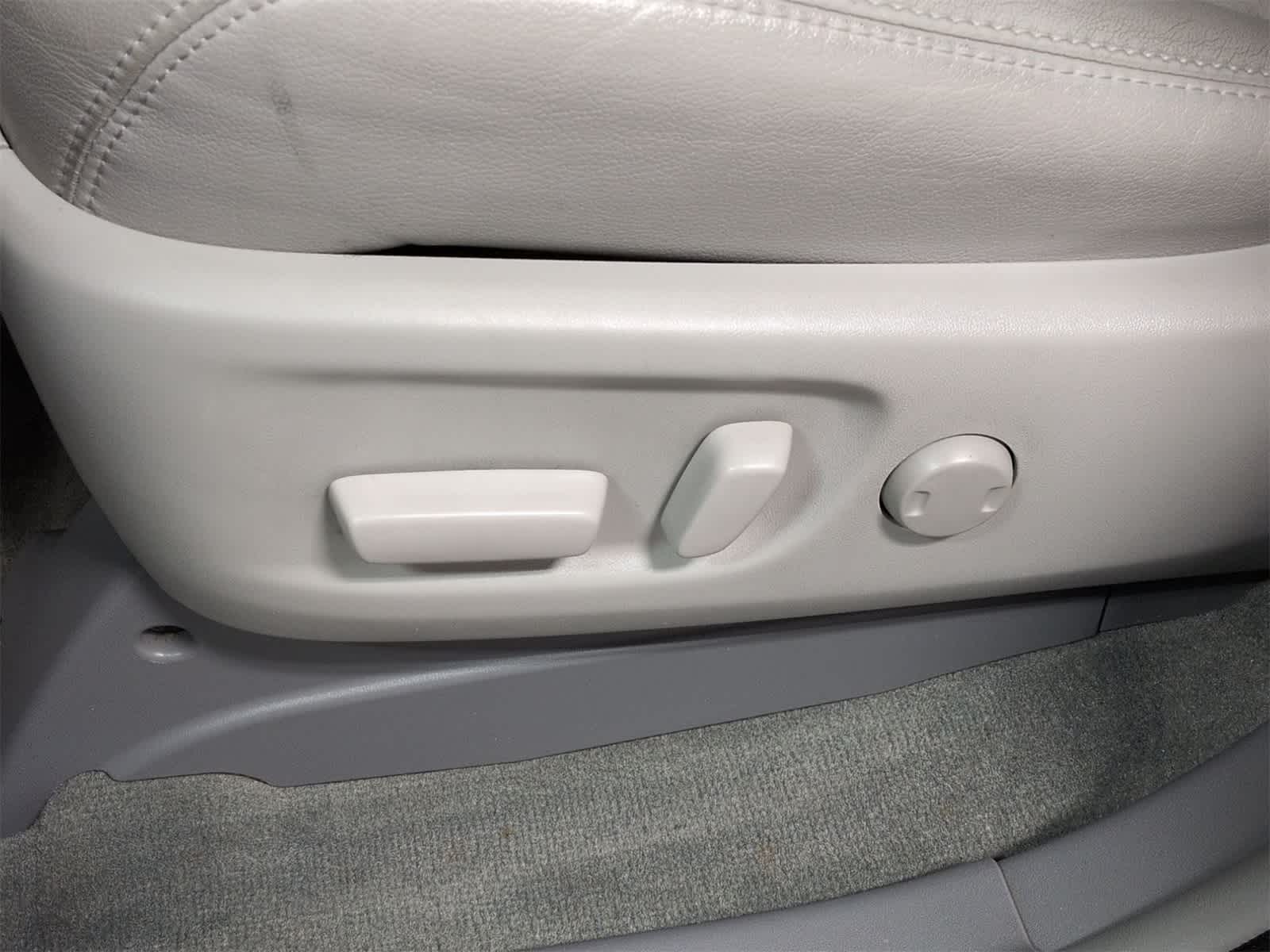 Thumbnail: 2014 Toyota Sienna - 18