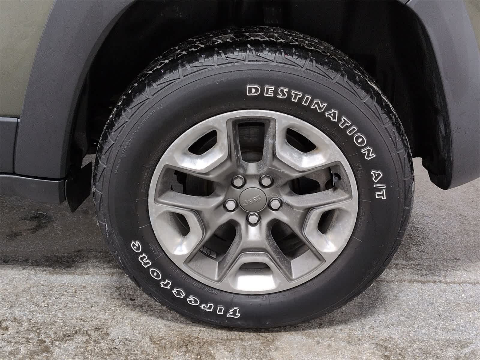 Thumbnail: 2019 Jeep Cherokee - 14