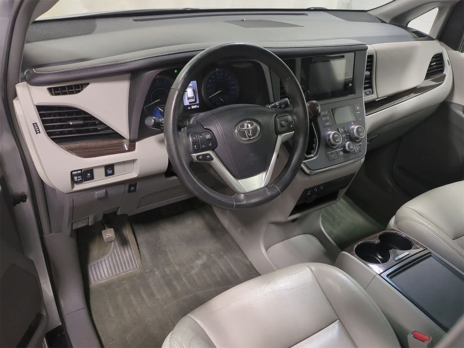 Thumbnail: 2016 Toyota Sienna - 10