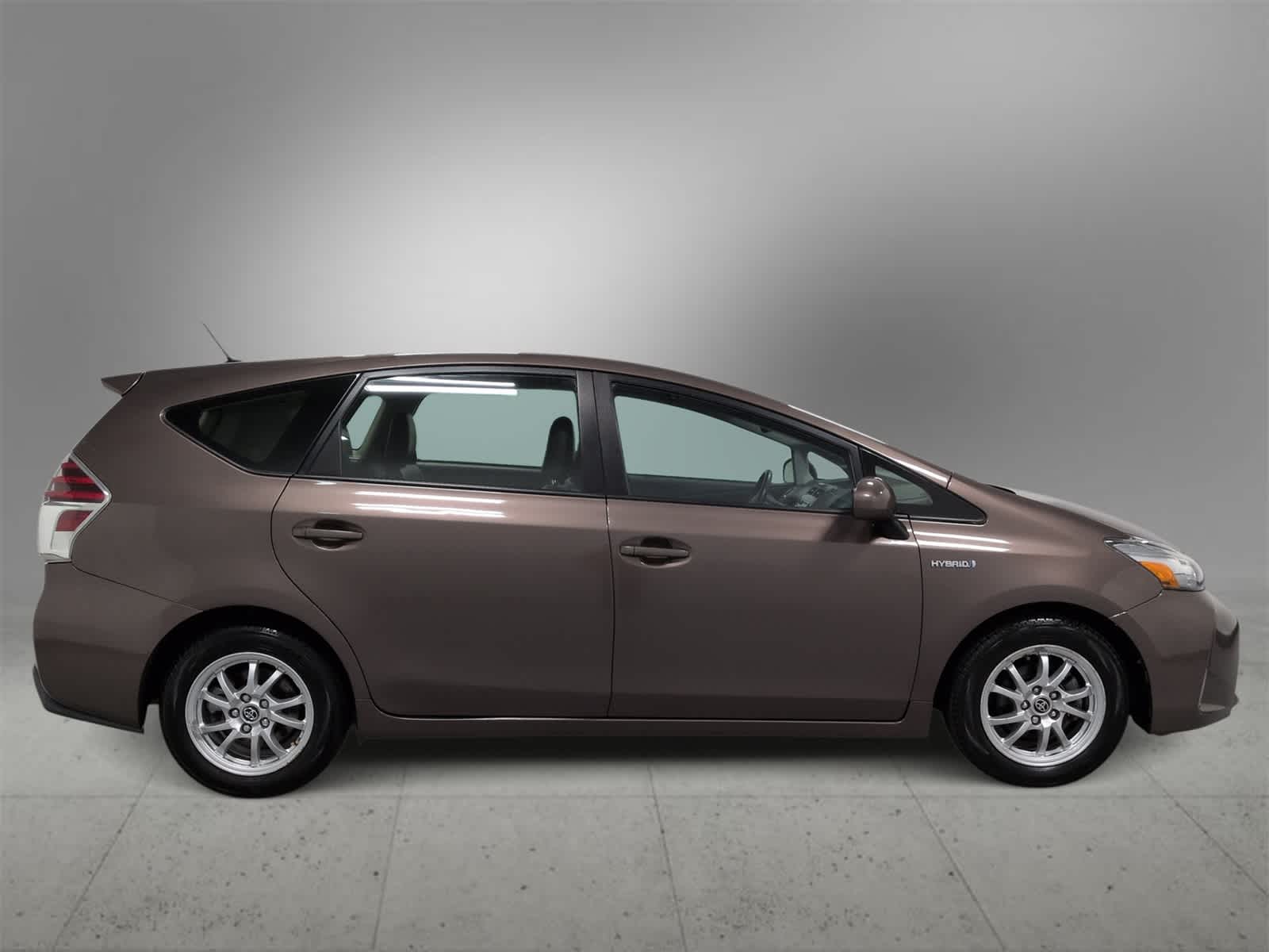 Thumbnail: 2017 Toyota Prius v - 9