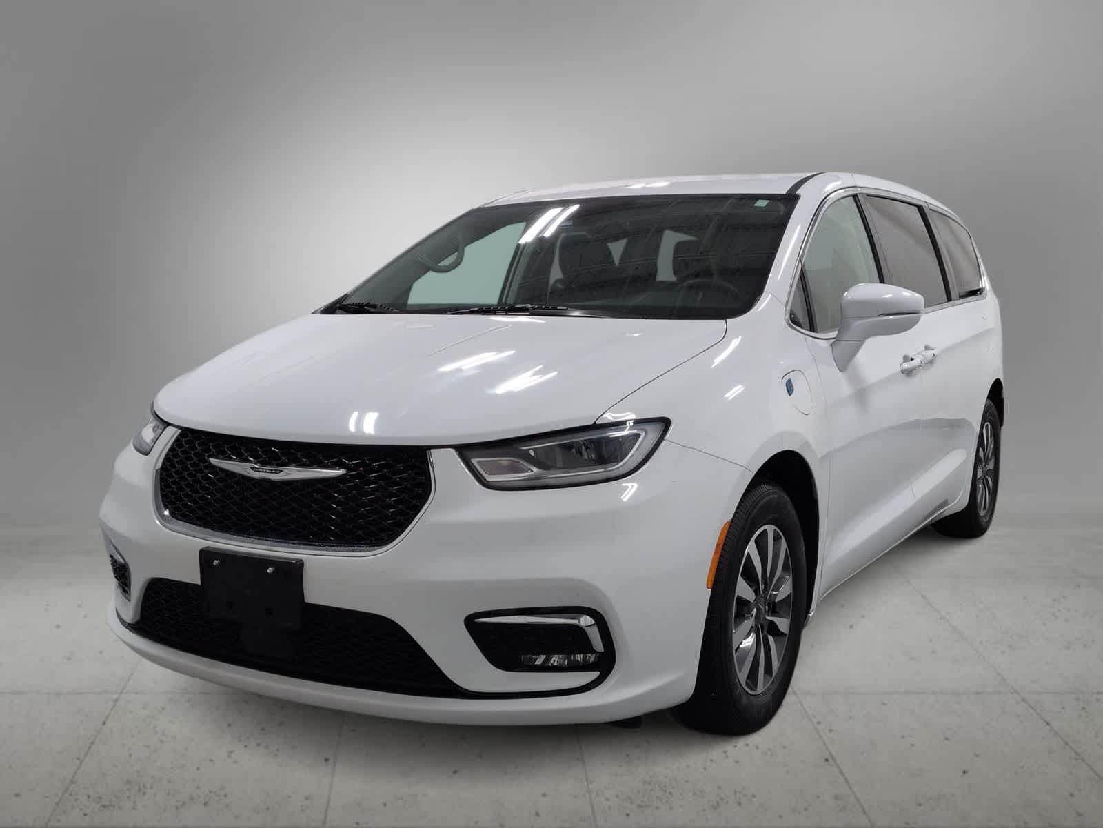 Thumbnail: 2022 Chrysler Pacifica - 4