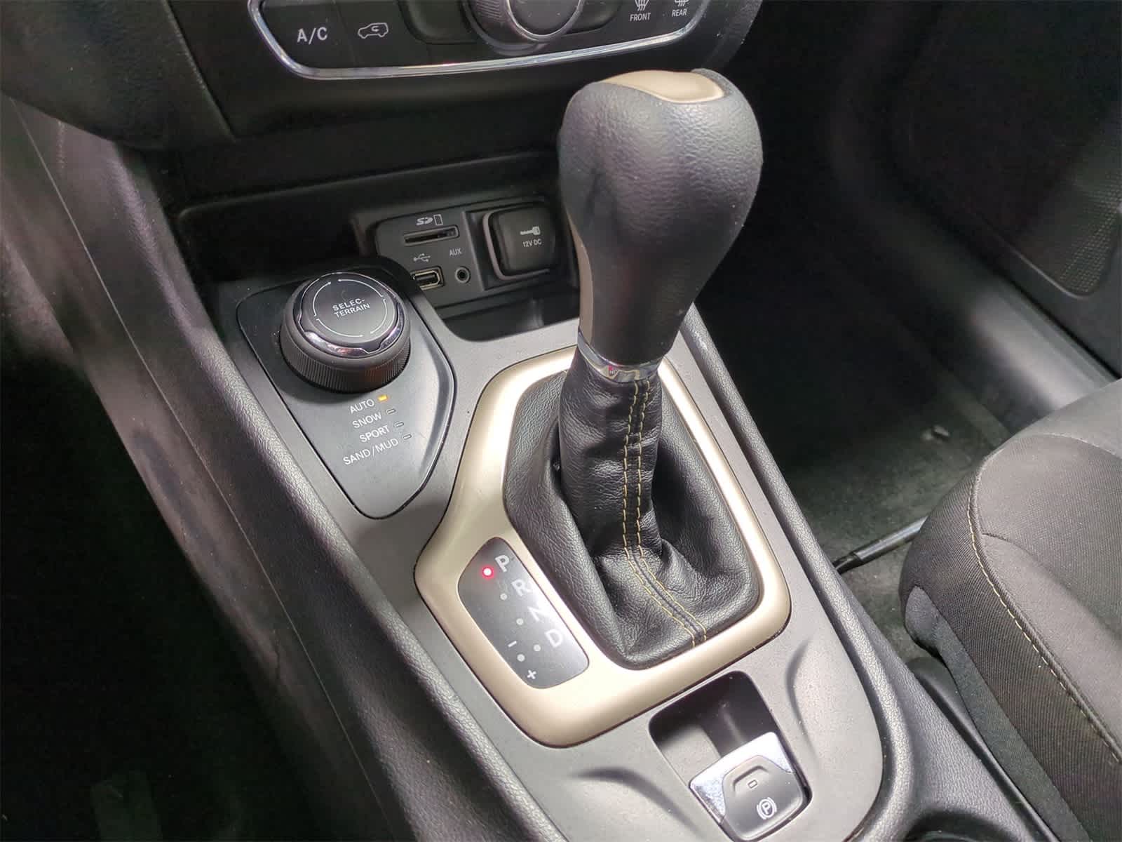 Thumbnail: 2016 Jeep Cherokee - 31