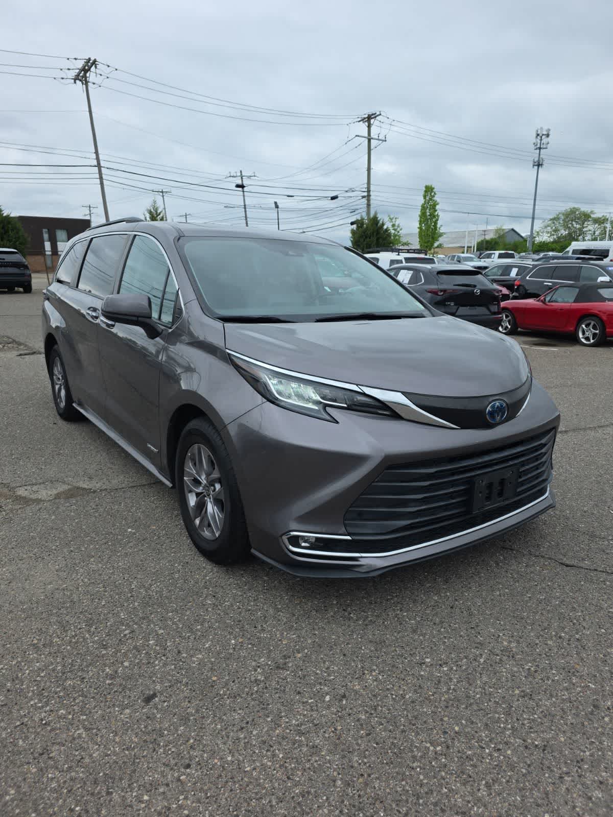 2021 Toyota Sienna XLE 8-Passenger Hybrid FWD's photo