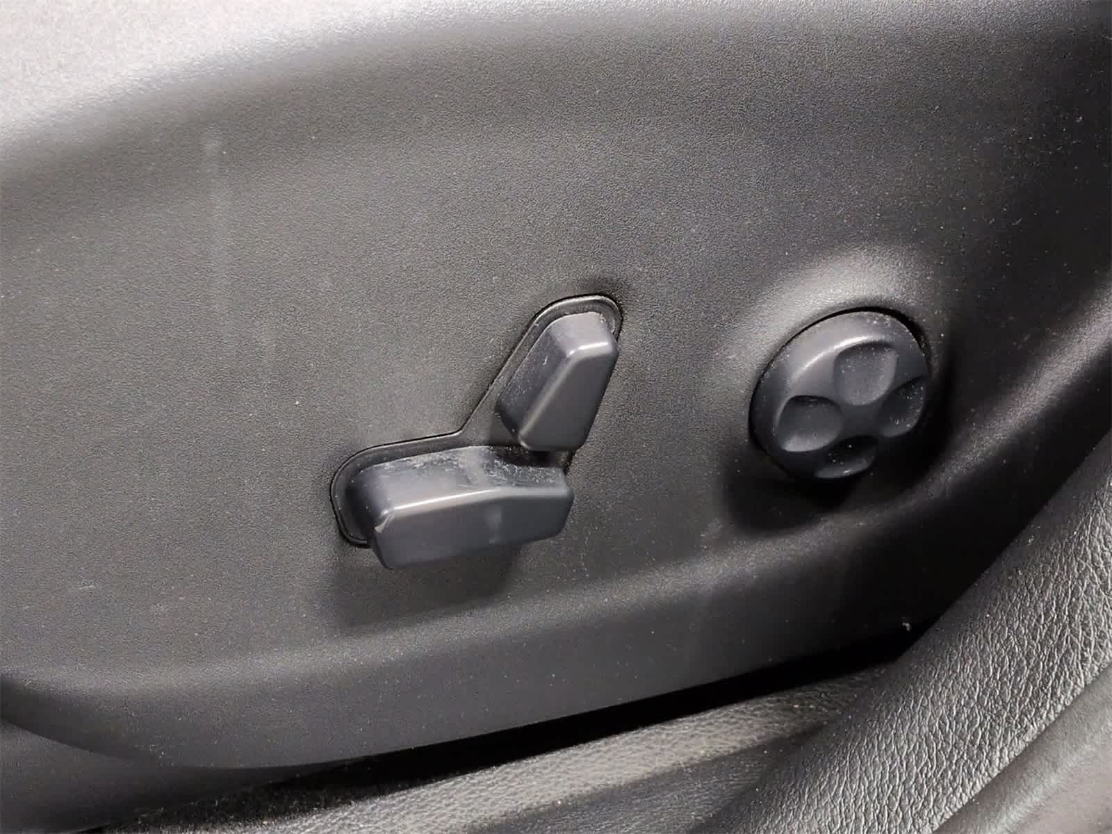 Thumbnail: 2019 Jeep Cherokee - 18