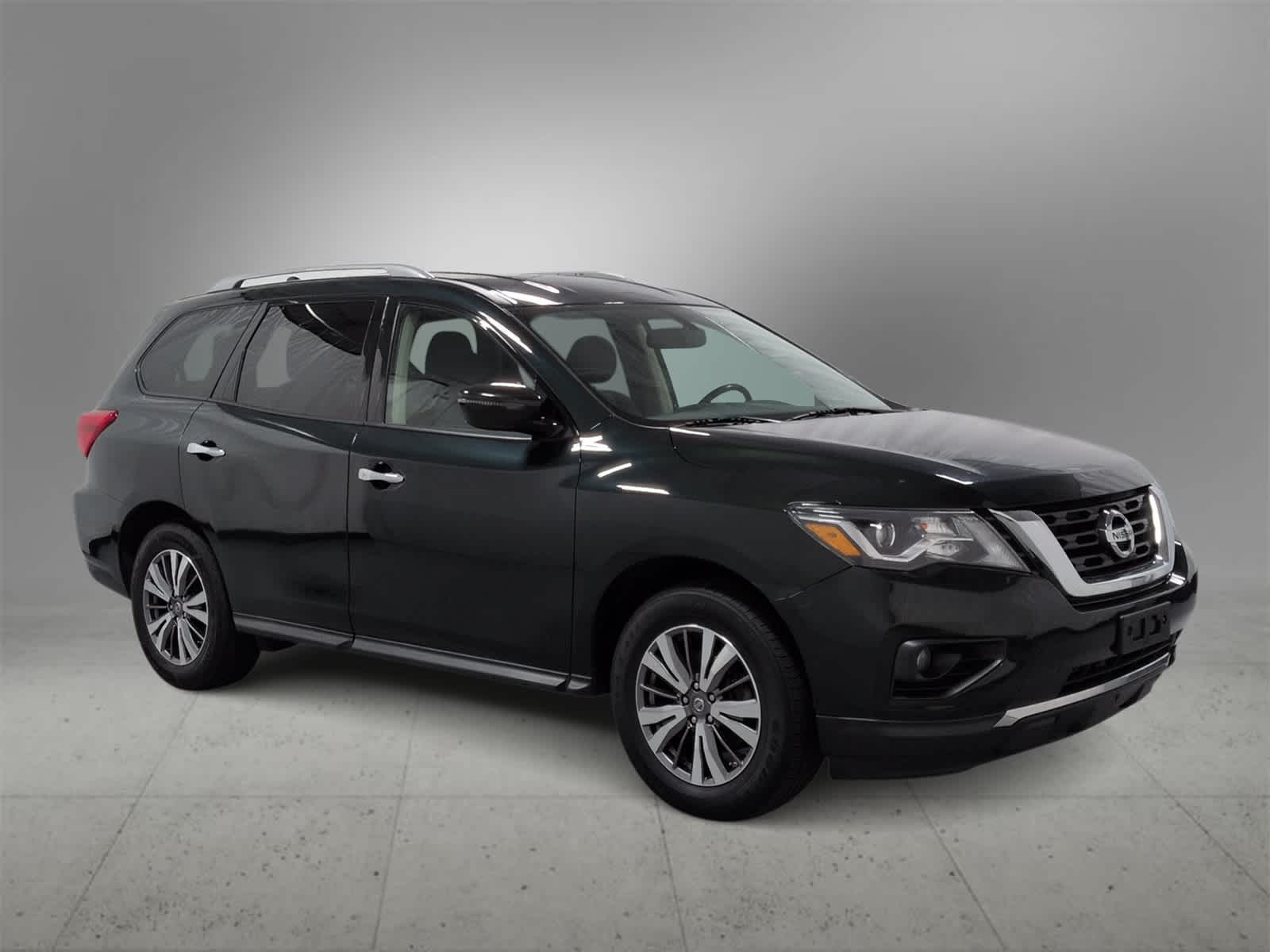 2019 Nissan Pathfinder SV photo 2