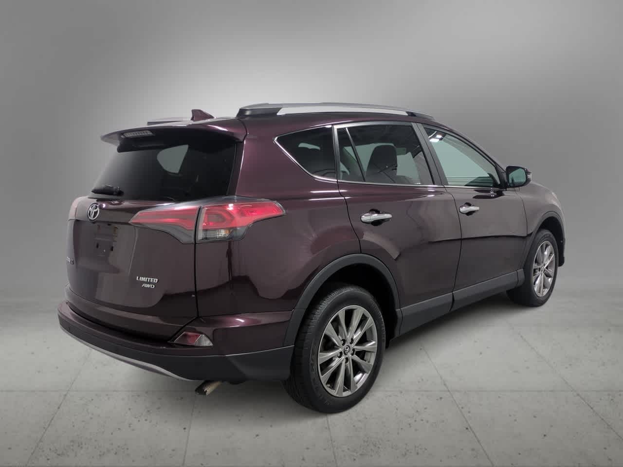 Thumbnail: 2017 Toyota RAV4 - 8