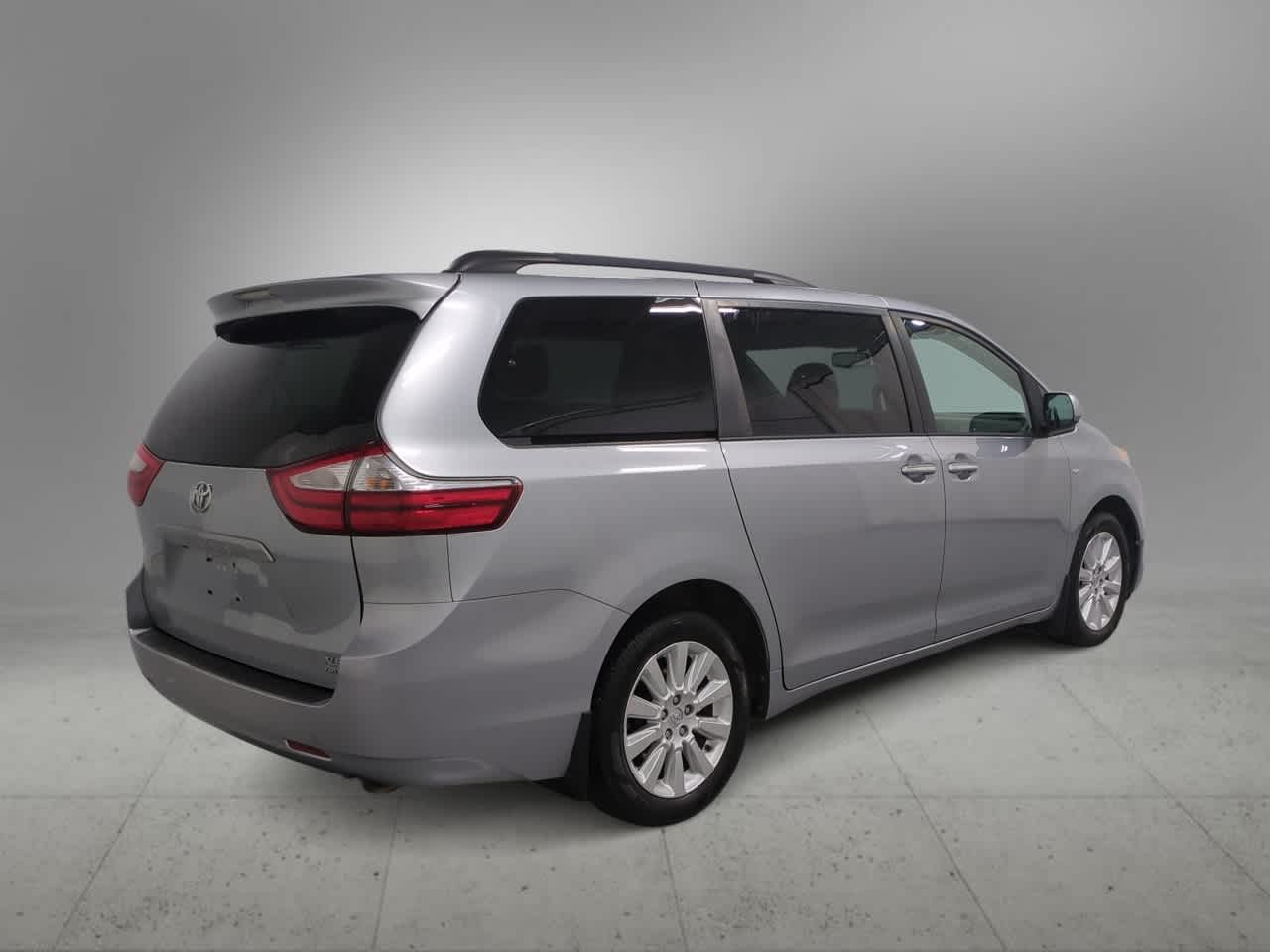Thumbnail: 2016 Toyota Sienna - 8