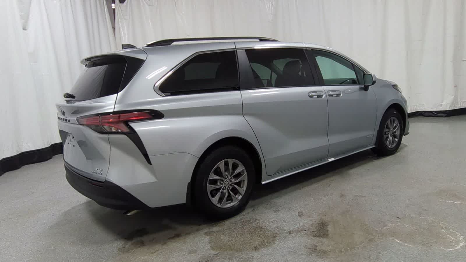 Thumbnail: 2021 Toyota Sienna - 8