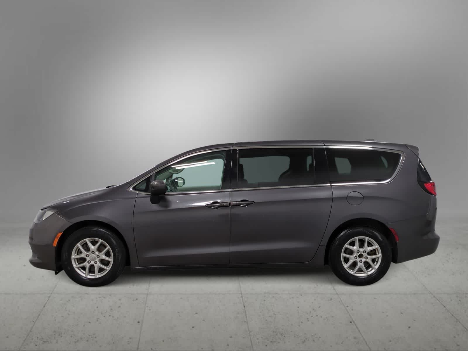 Thumbnail: 2017 Chrysler Pacifica - 5