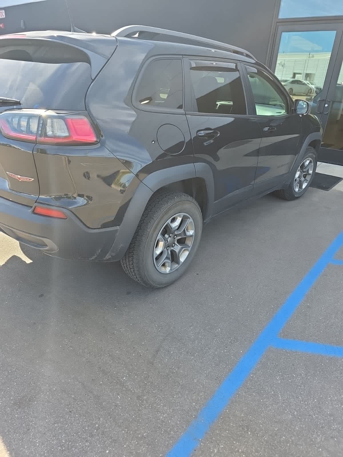 2019 Jeep Cherokee Trailhawk photo 2