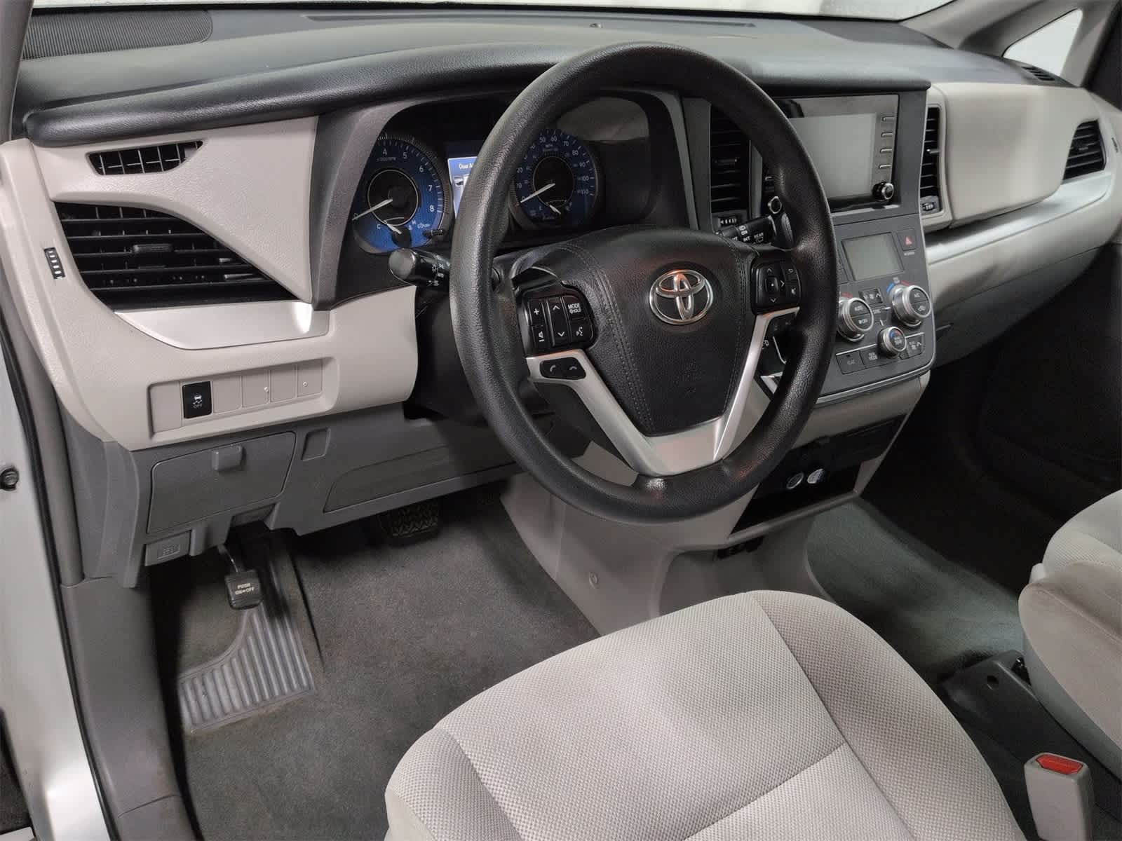 Thumbnail: 2019 Toyota Sienna - 10