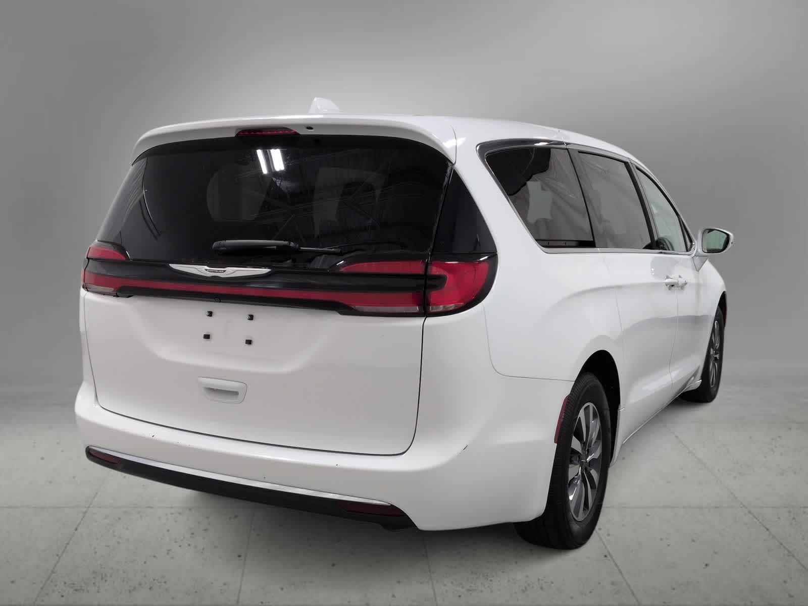 Thumbnail: 2022 Chrysler Pacifica - 8