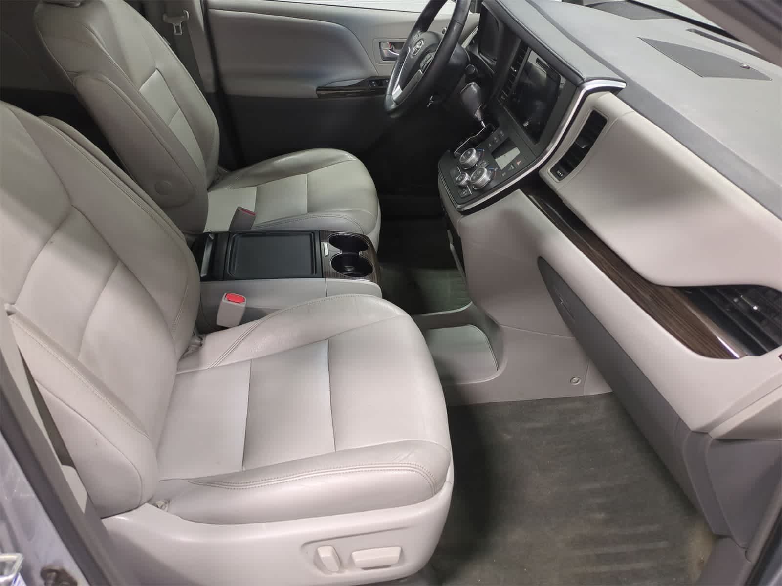 Thumbnail: 2016 Toyota Sienna - 24