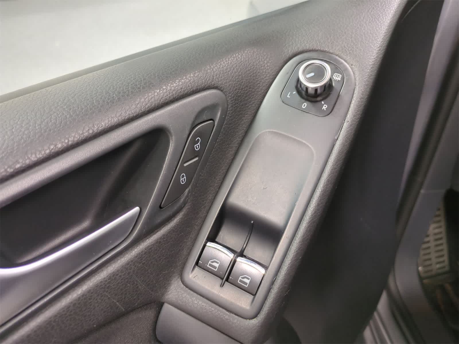 Thumbnail: 2012 Volkswagen Golf - 18