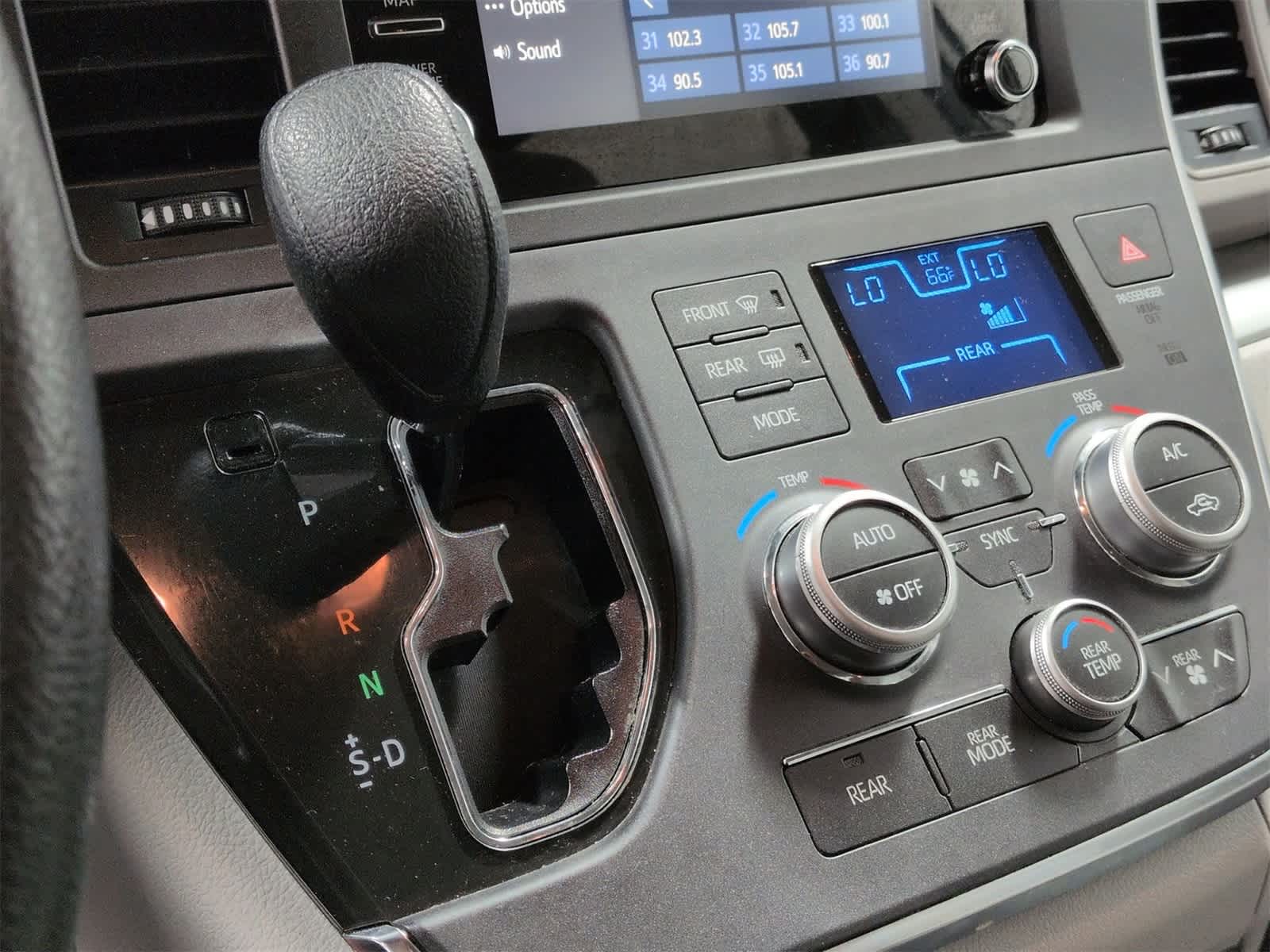 Thumbnail: 2019 Toyota Sienna - 32