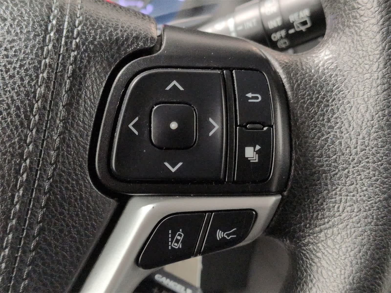 Thumbnail: 2019 Toyota Sienna - 25