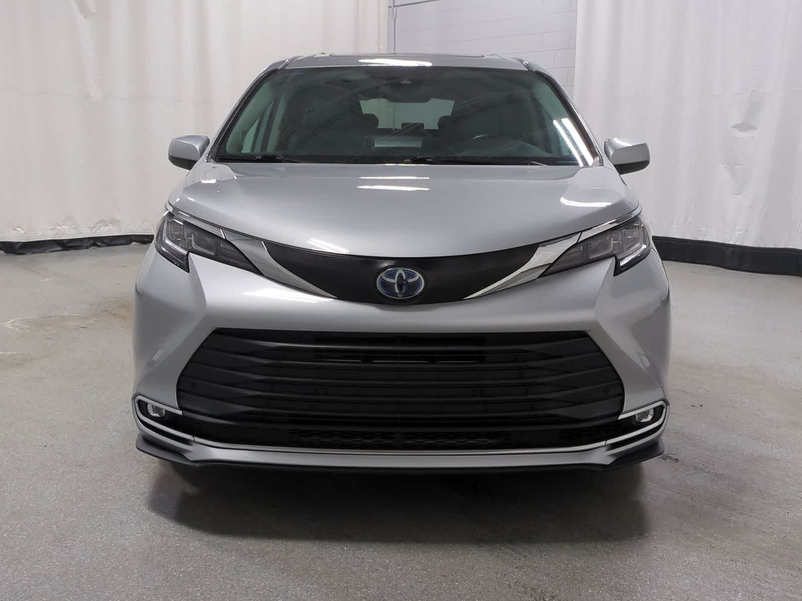 Thumbnail: 2021 Toyota Sienna - 17