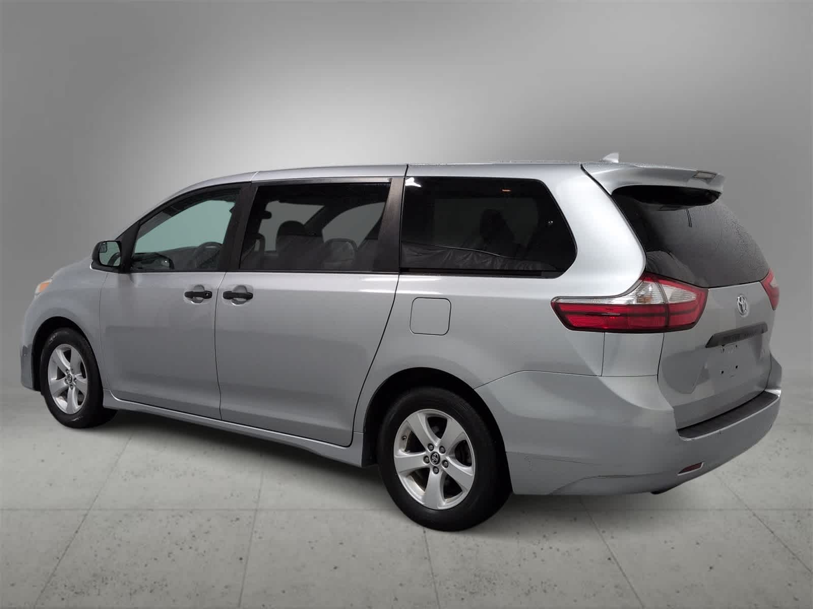 Thumbnail: 2019 Toyota Sienna - 6