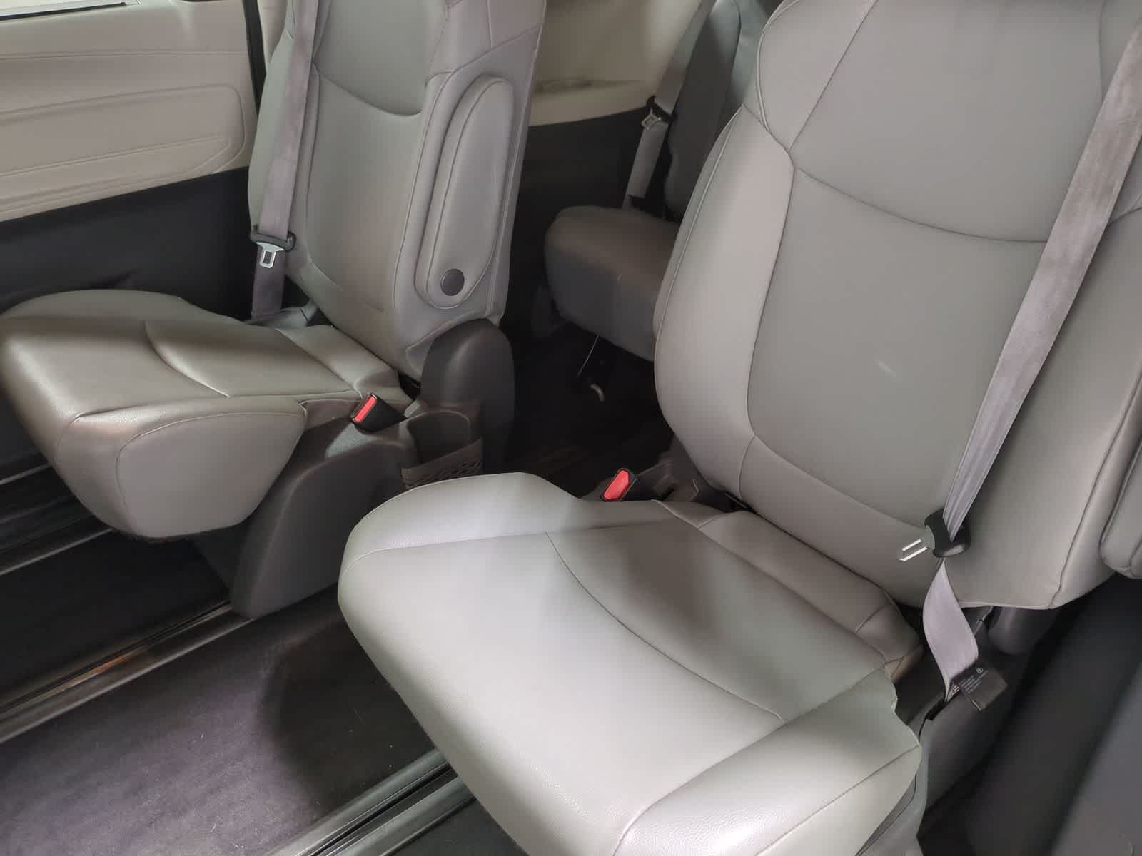 Thumbnail: 2021 Toyota Sienna - 28