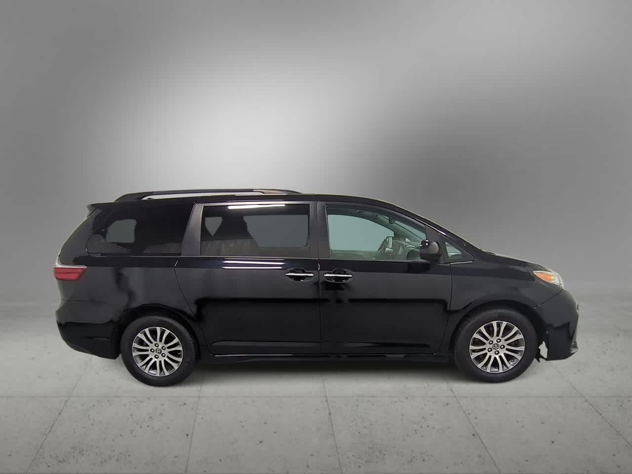 Thumbnail: 2020 Toyota Sienna - 9
