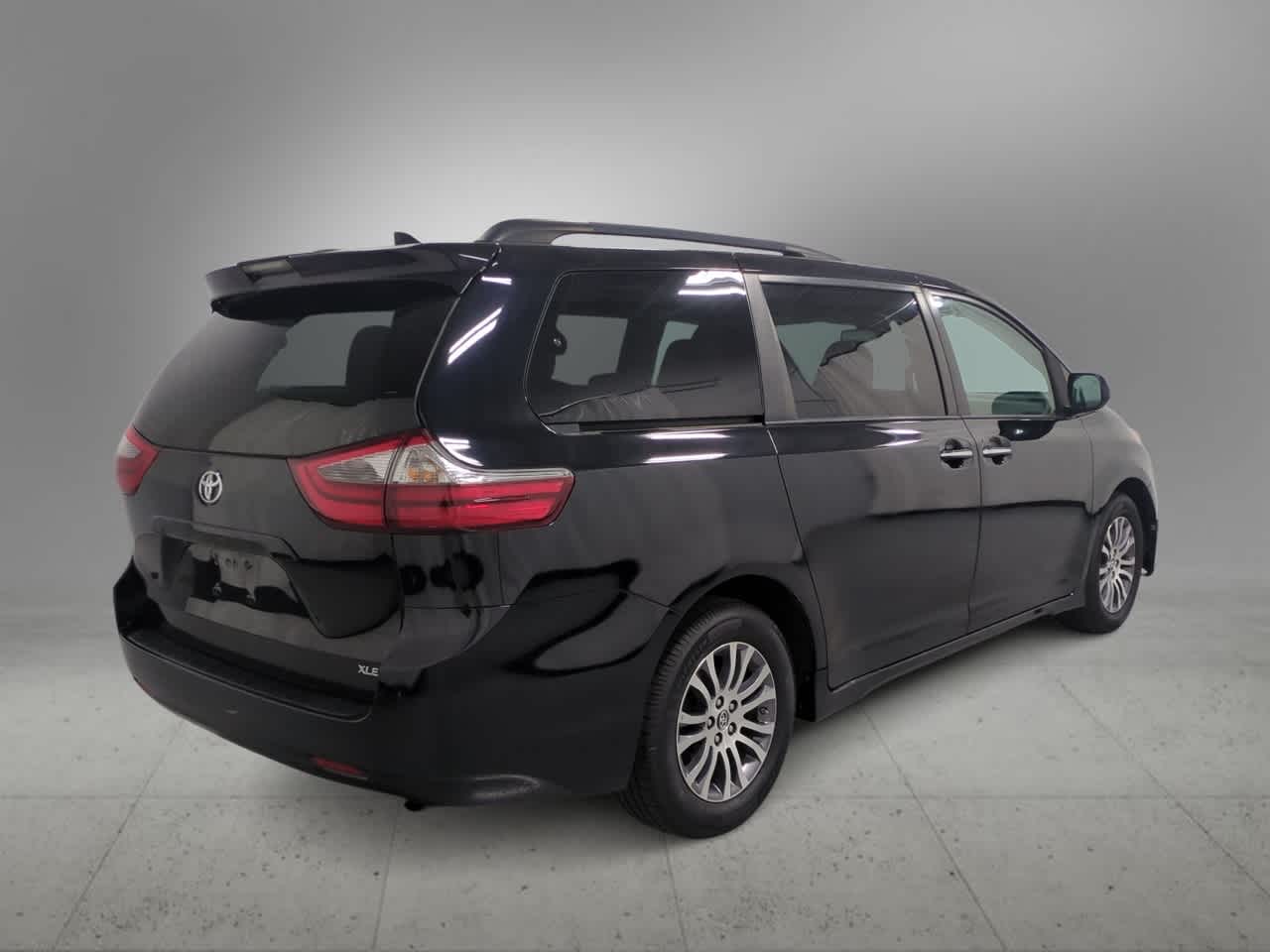 Thumbnail: 2020 Toyota Sienna - 8