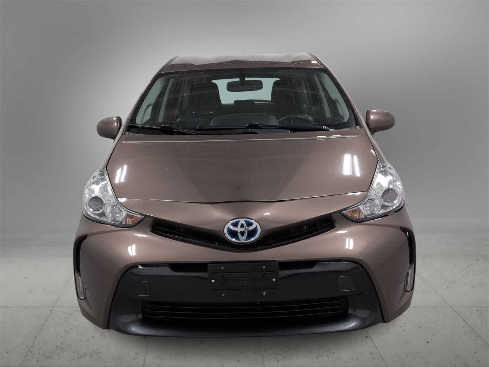 Thumbnail: 2017 Toyota Prius v - 3