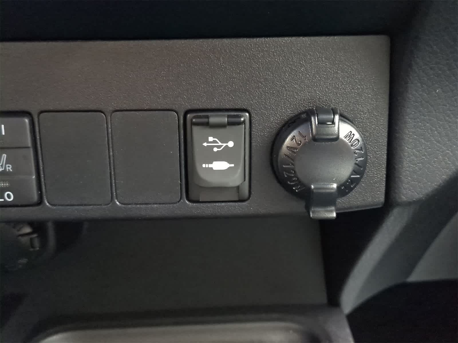 Thumbnail: 2017 Toyota RAV4 - 32