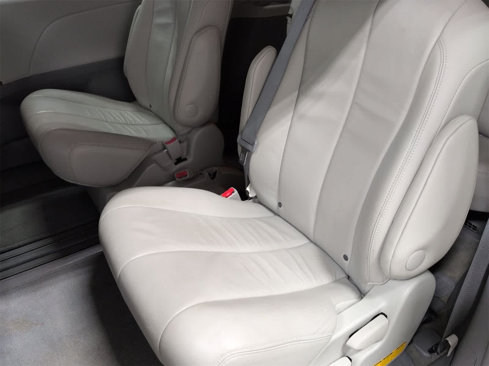 Thumbnail: 2014 Toyota Sienna - 21