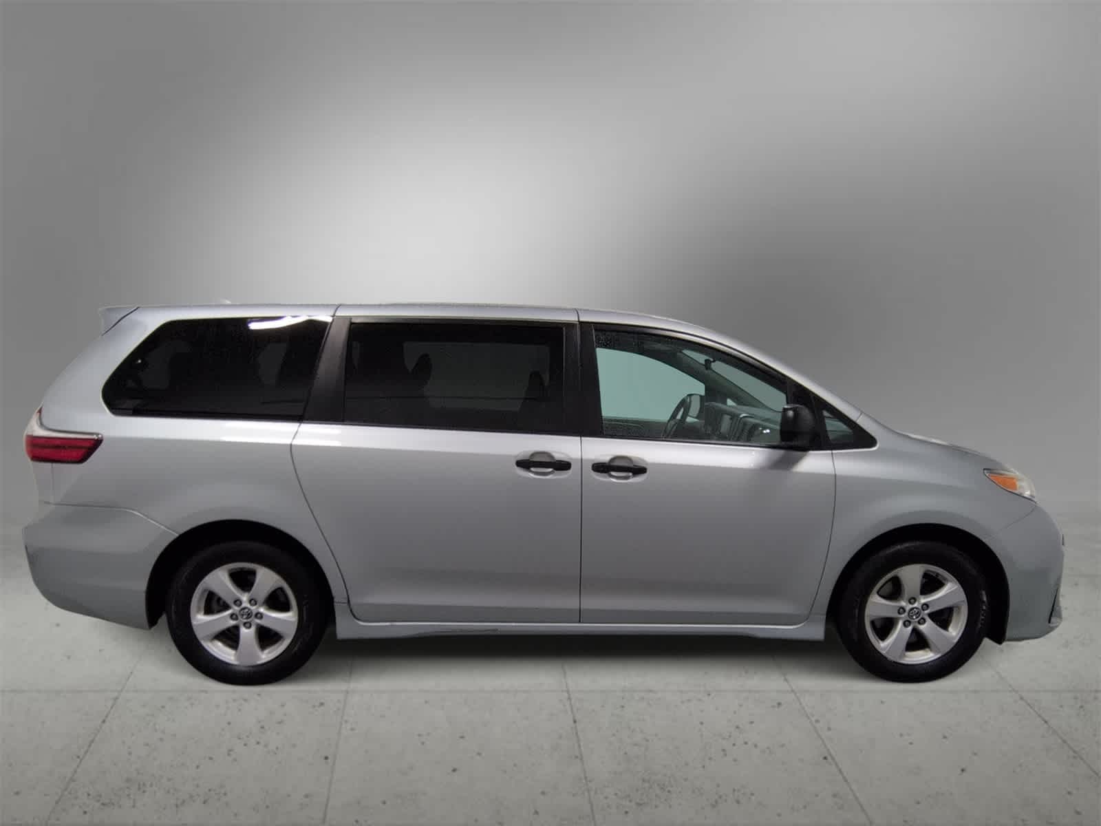 Thumbnail: 2019 Toyota Sienna - 9