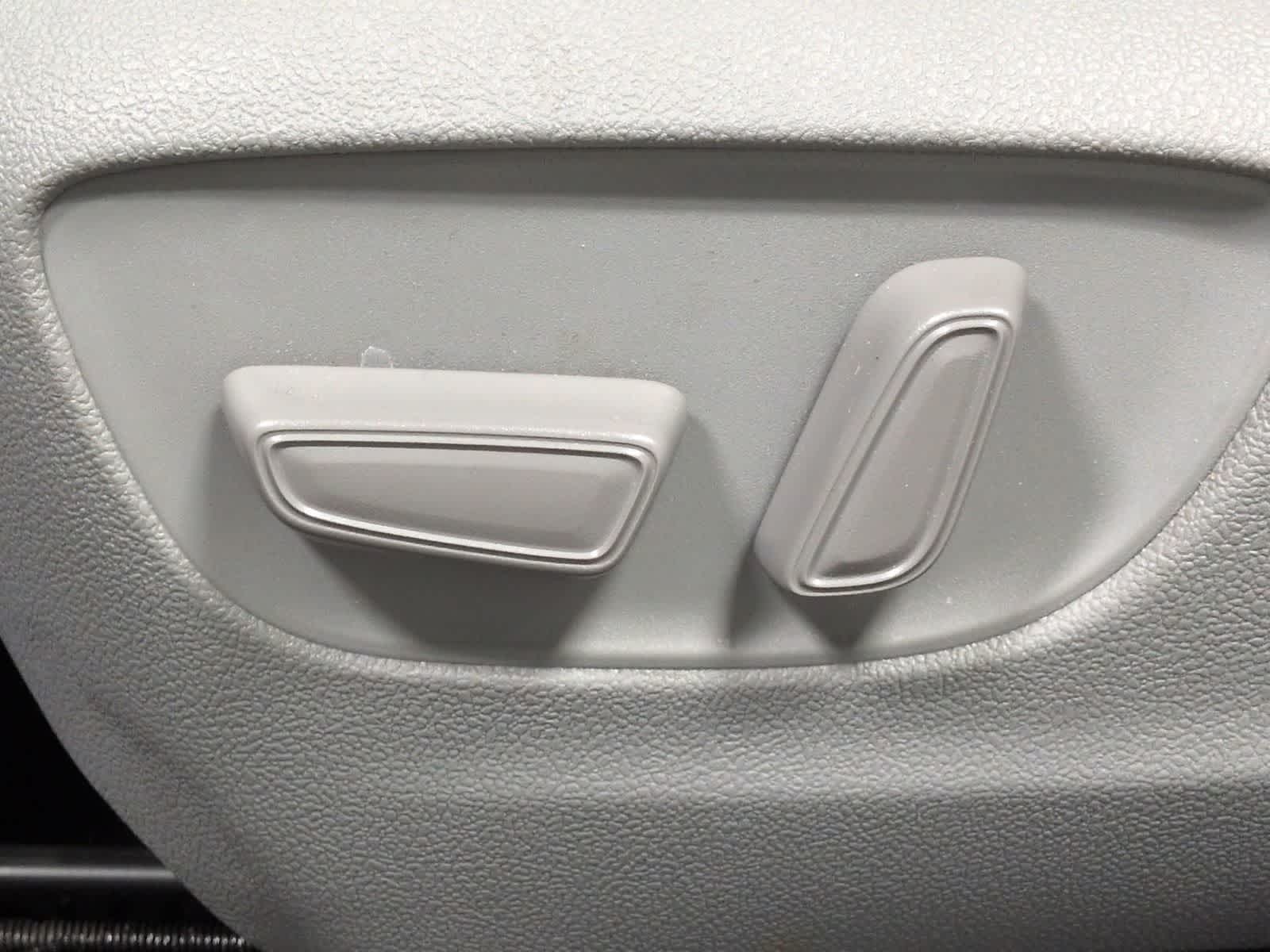 Thumbnail: 2022 Toyota Highlander - 18