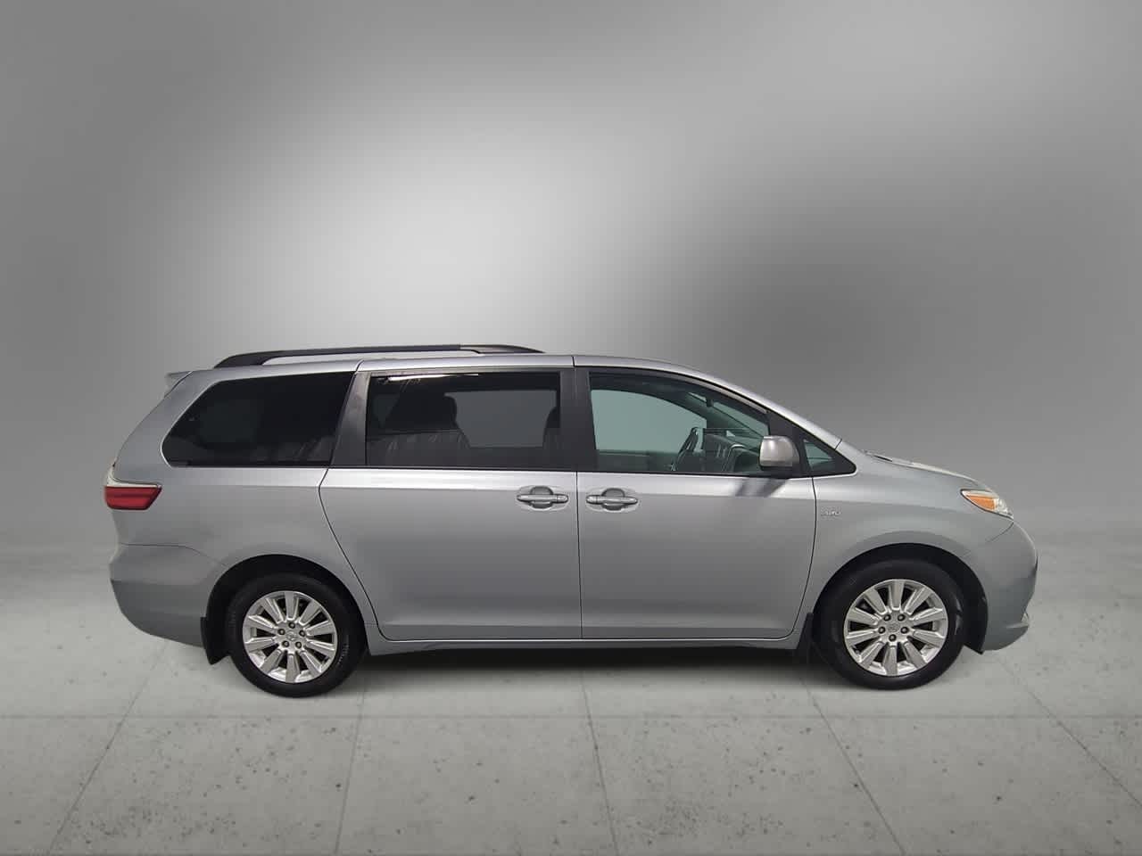 Thumbnail: 2016 Toyota Sienna - 9