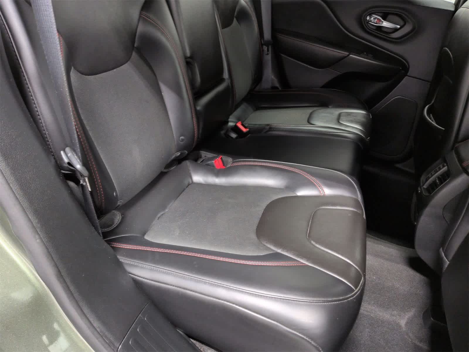 Thumbnail: 2019 Jeep Cherokee - 21