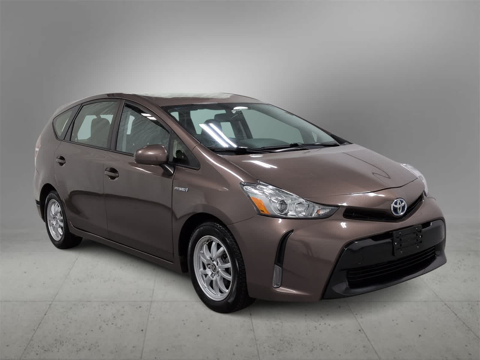 Thumbnail: 2017 Toyota Prius v - 2
