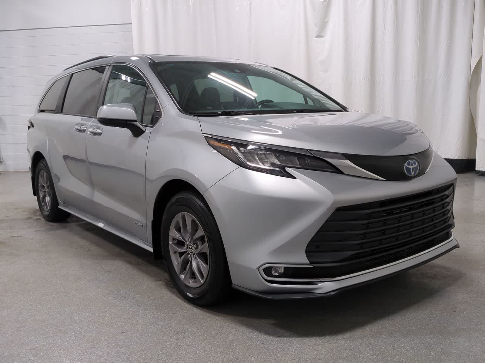 Thumbnail: 2021 Toyota Sienna - 16