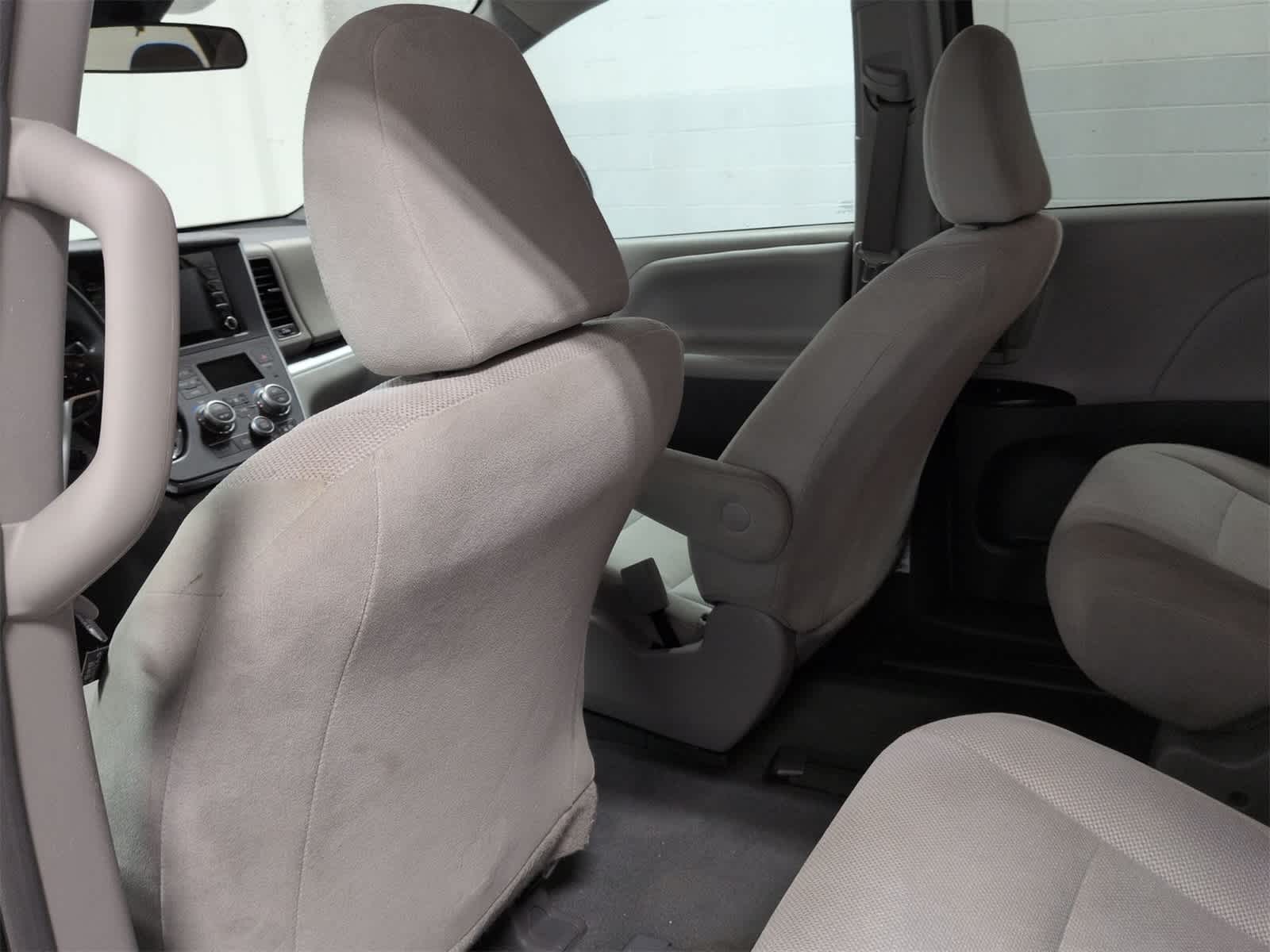 Thumbnail: 2019 Toyota Sienna - 19
