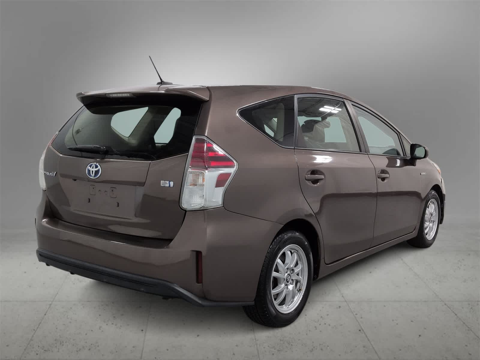 Thumbnail: 2017 Toyota Prius v - 8