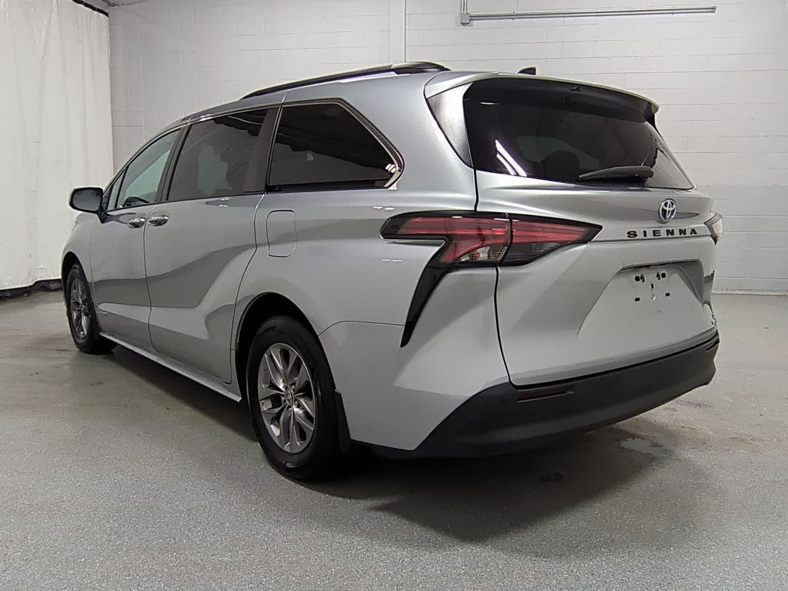 Thumbnail: 2021 Toyota Sienna - 12