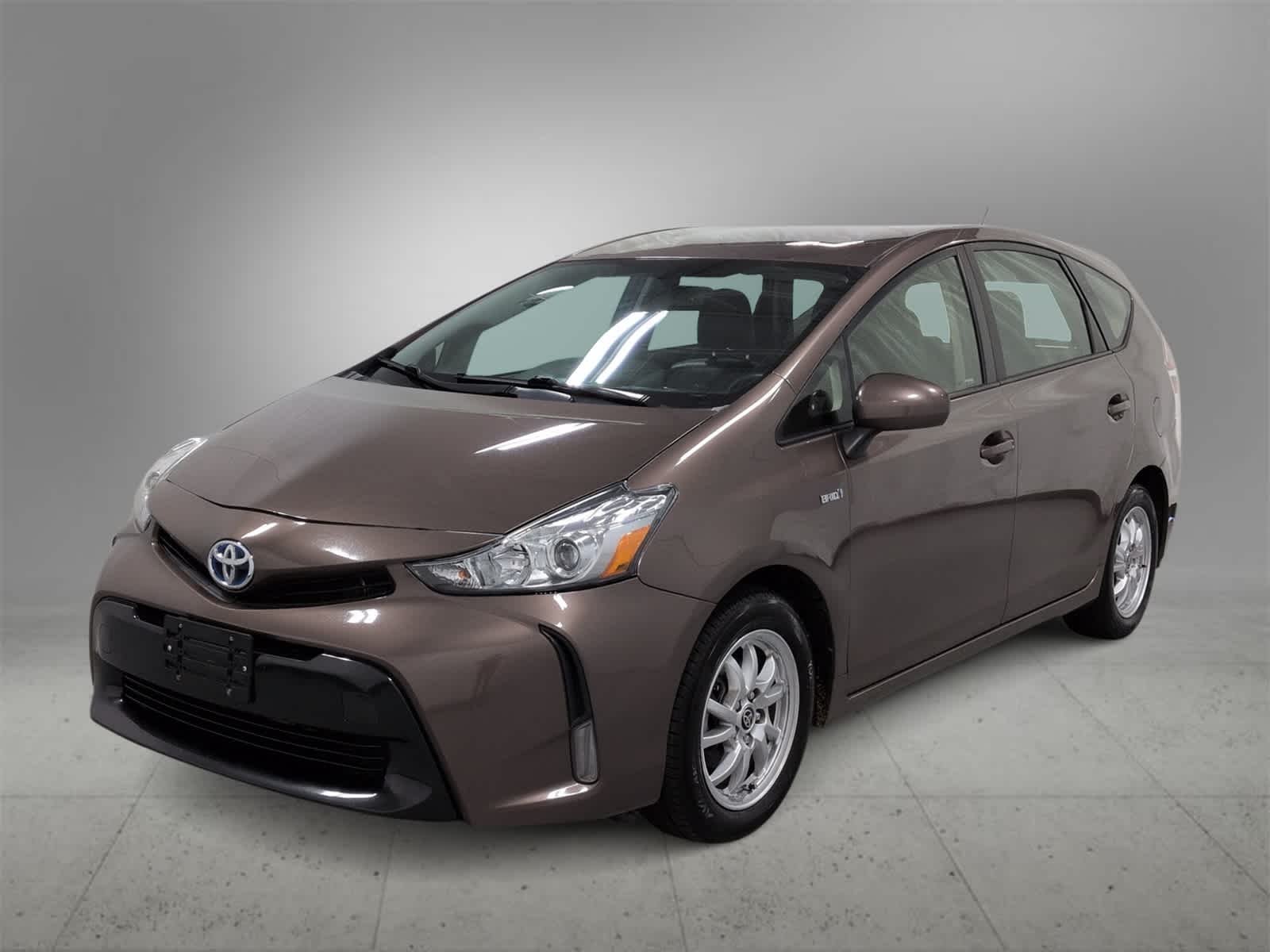 Thumbnail: 2017 Toyota Prius v - 4