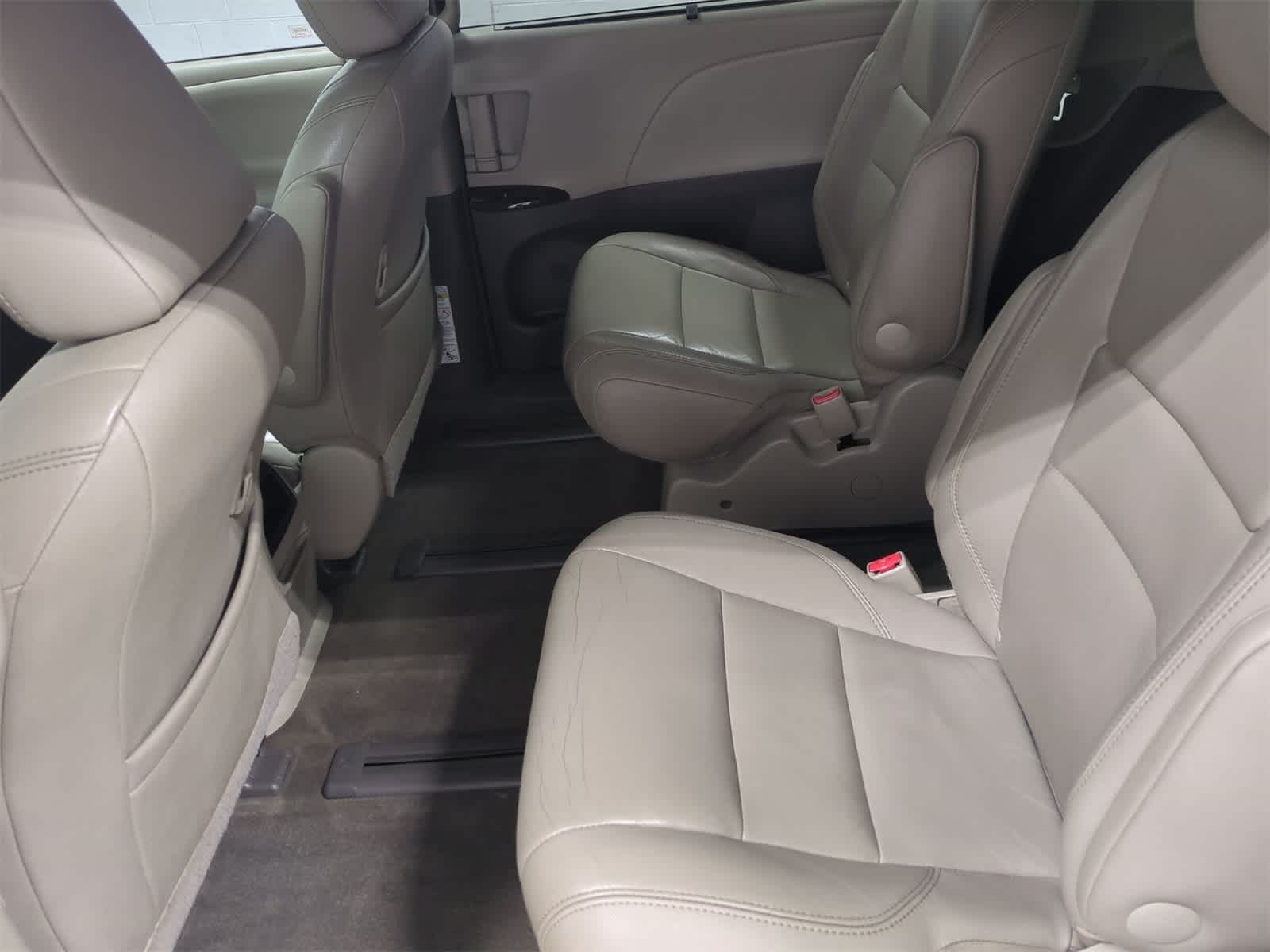 2015 Toyota Sienna XLE 21
