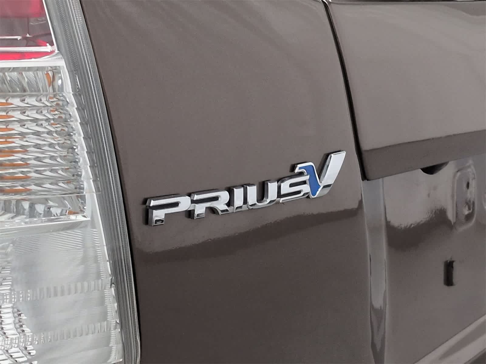 Thumbnail: 2017 Toyota Prius v - 13