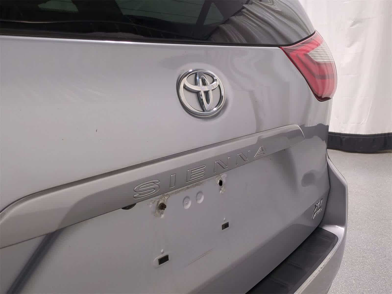 Thumbnail: 2016 Toyota Sienna - 13