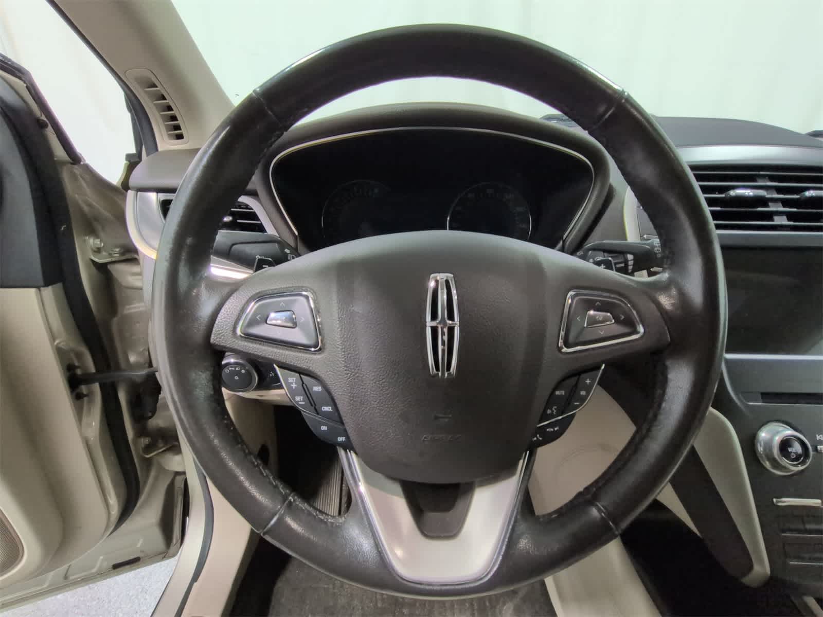 Thumbnail: 2017 Lincoln MKC - 23