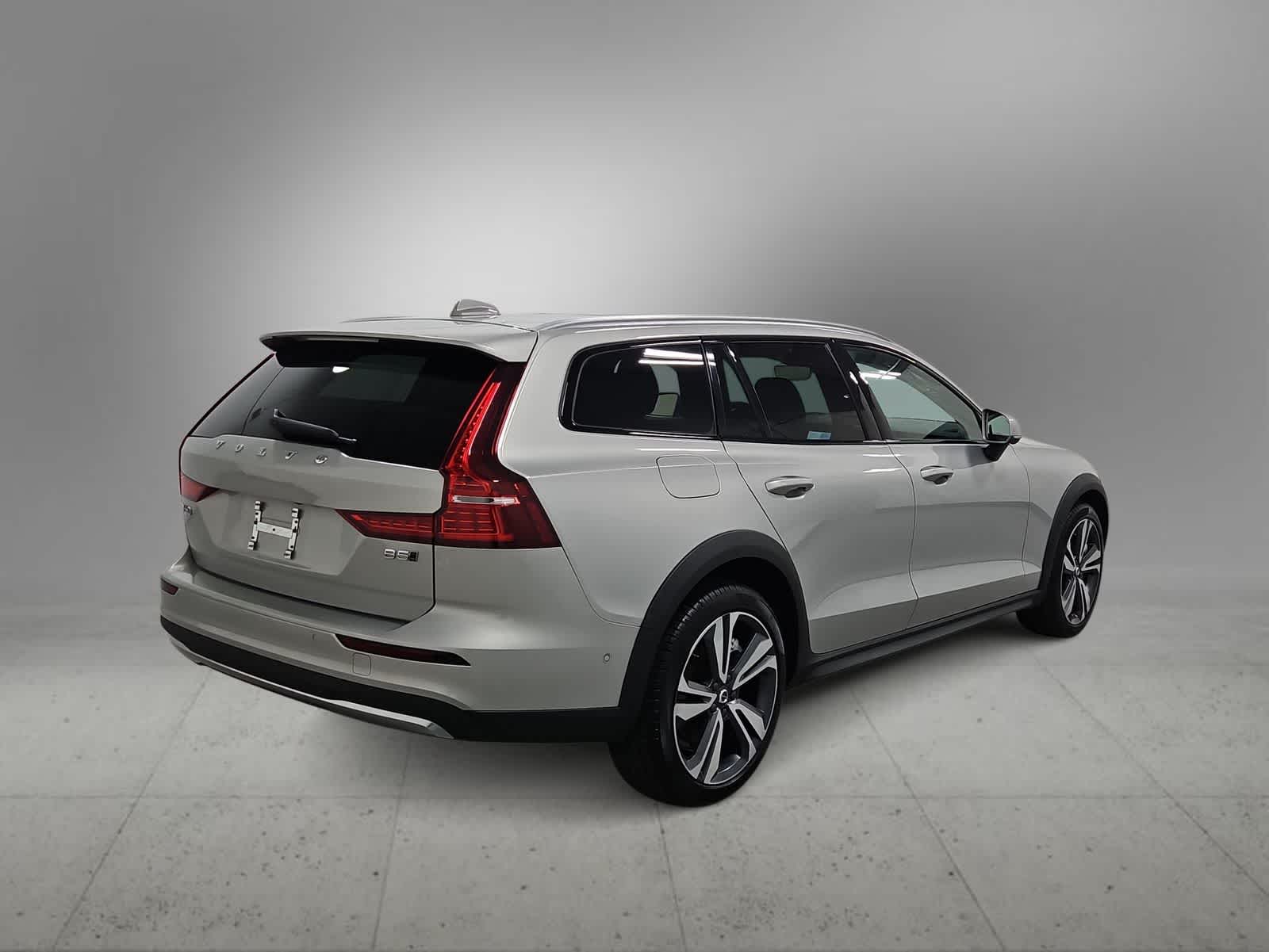 Thumbnail: 2025 Volvo S60 - 8