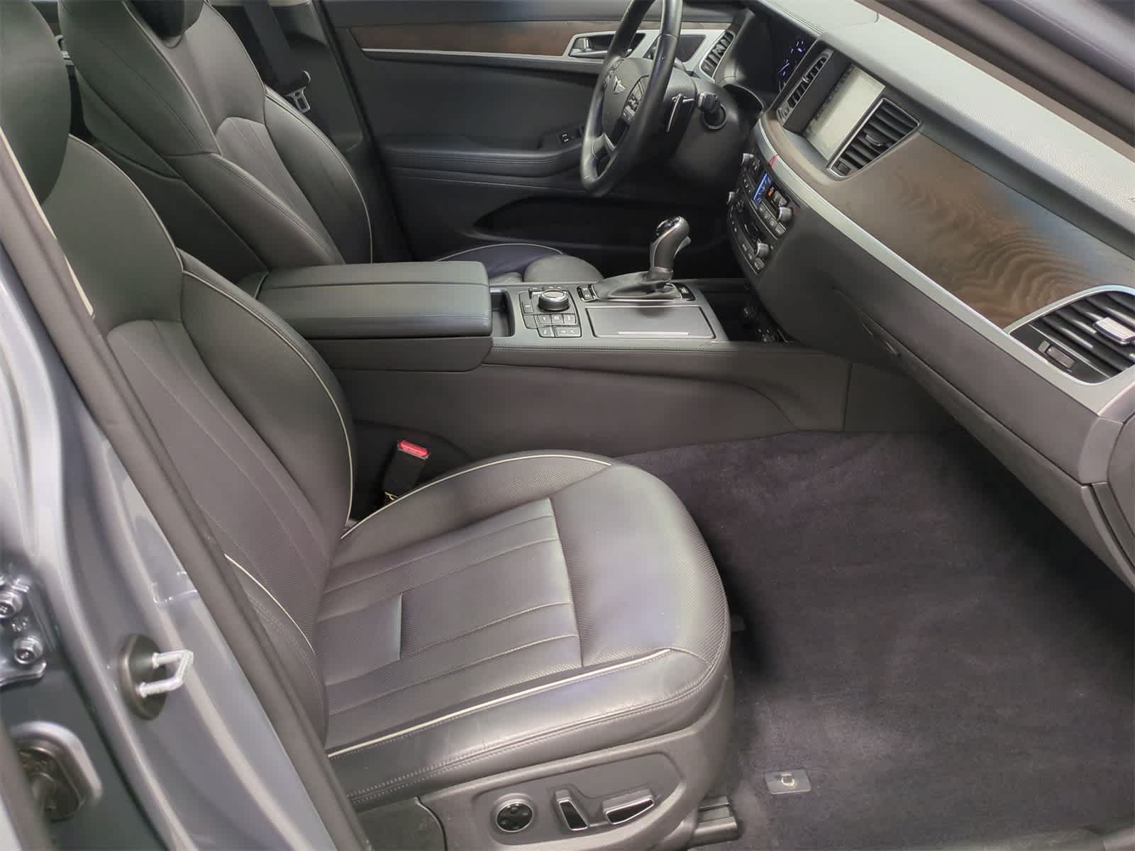Thumbnail: 2015 Hyundai Genesis - 22