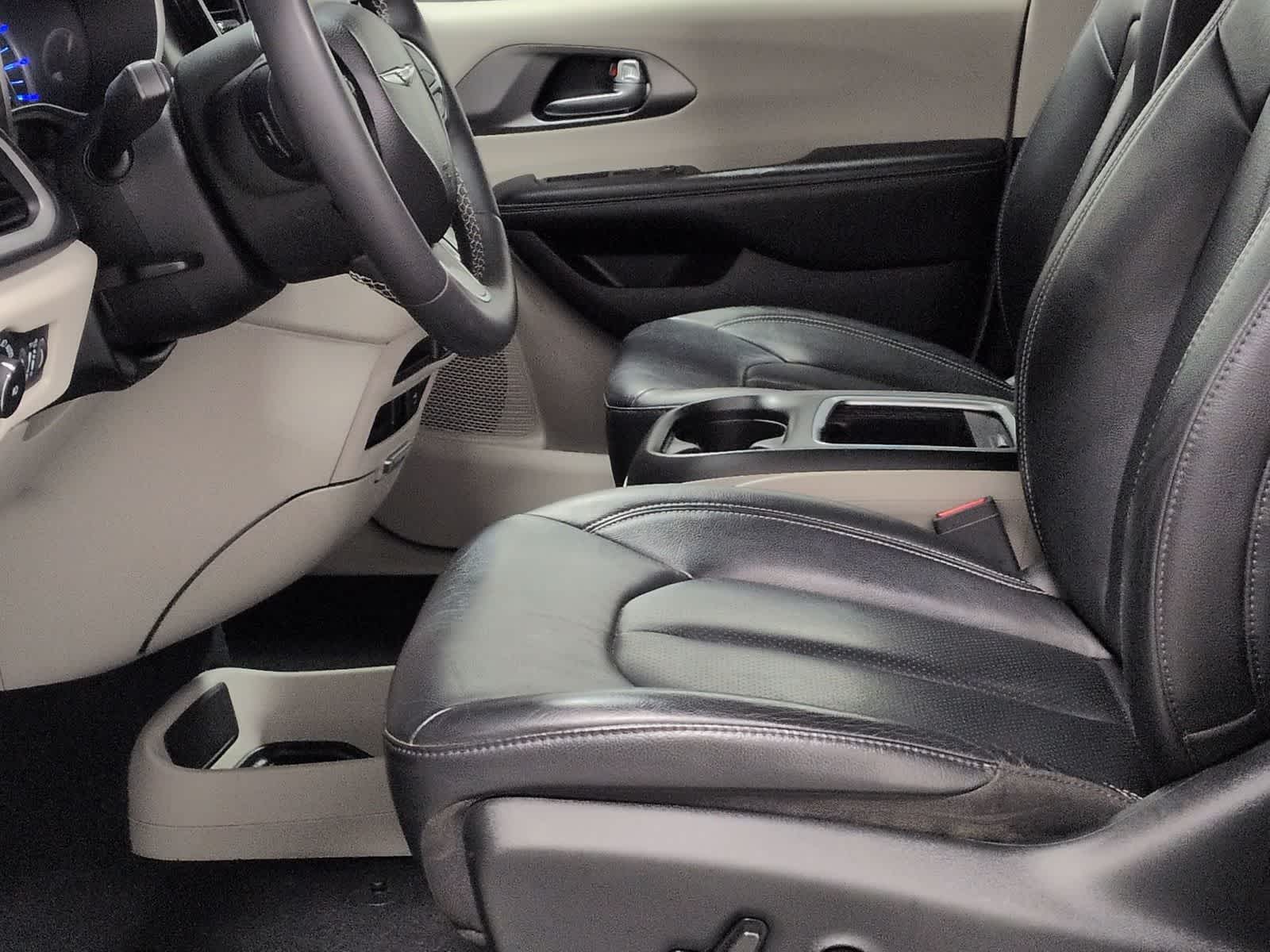 Thumbnail: 2022 Chrysler Pacifica - 17