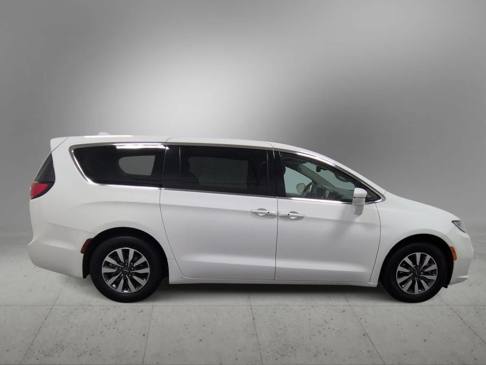Thumbnail: 2022 Chrysler Pacifica - 9