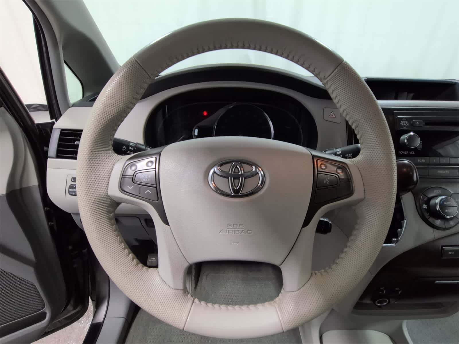 Thumbnail: 2014 Toyota Sienna - 25